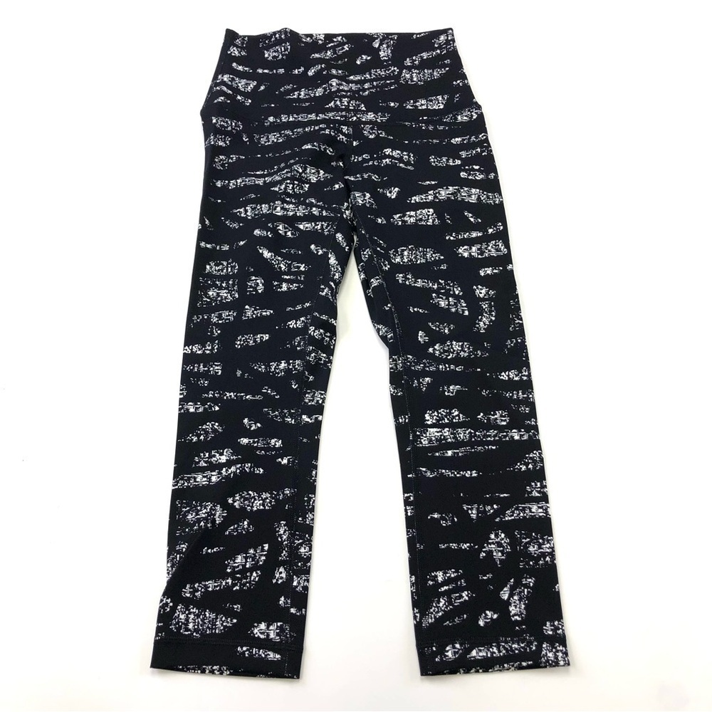 Lululemon Wunder Under Crop (Hi-Rise)
Graf Black White Size 4 NEW with tags
